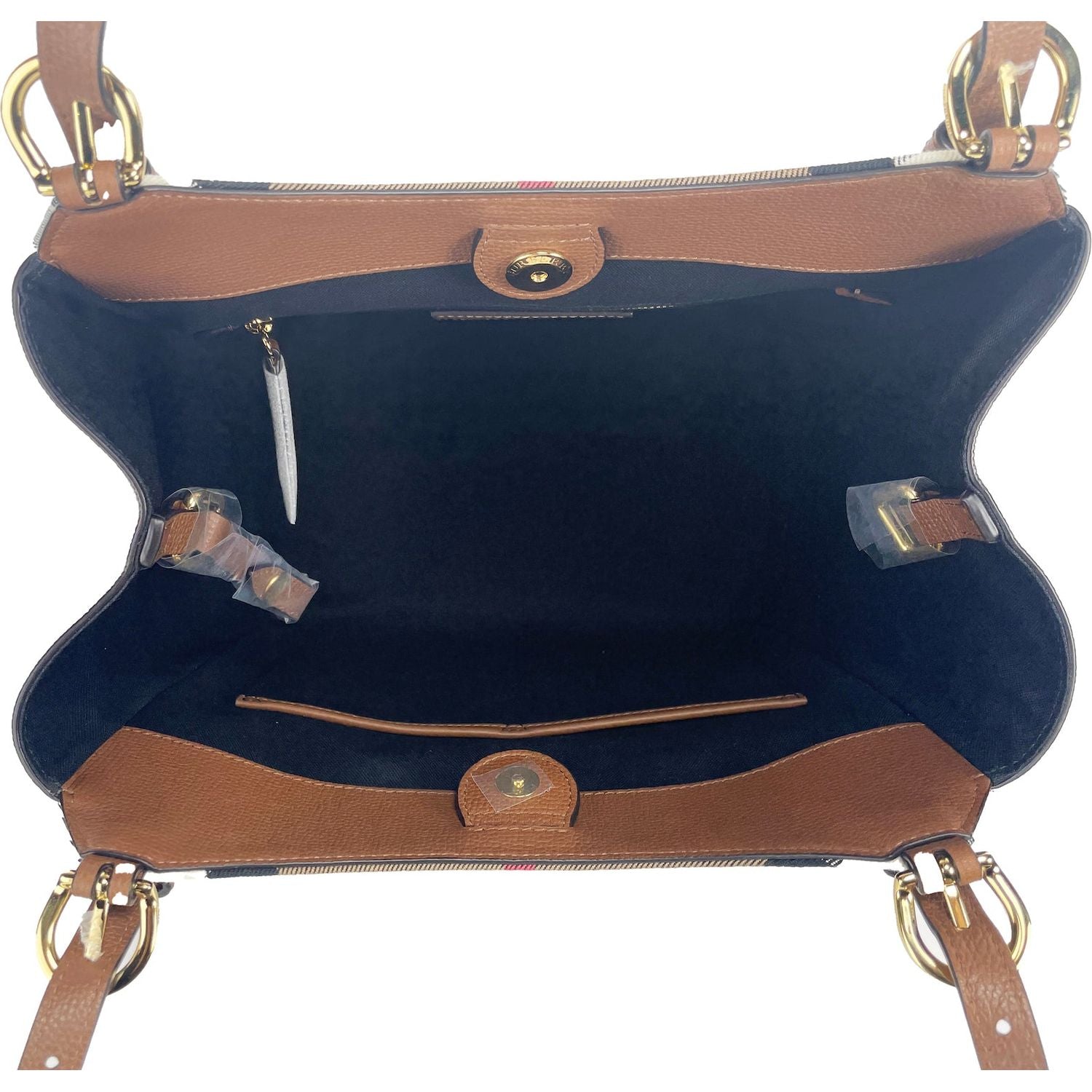 Front view with bag zipped and handles upright.